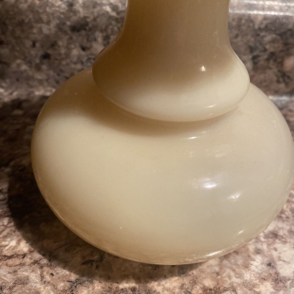 Vintage Fenton Art Glass Glossy Melon Ruffle Custard Glass Vase - Picture 5 of 6